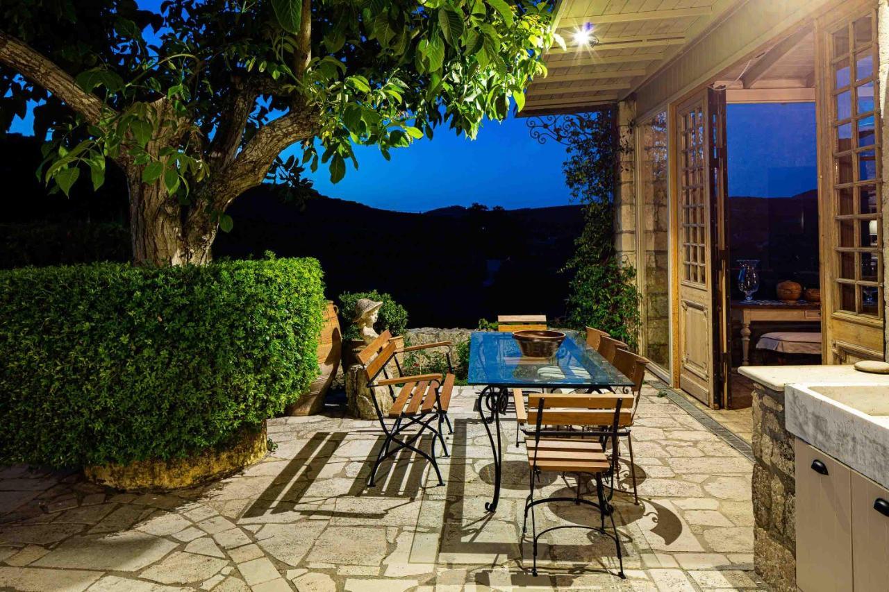 Villa Mantilari Wine Estate 7 Apartments 2 Private Pools 1 Heated Tennis Court Fitness Center Archanes Exteriör bild