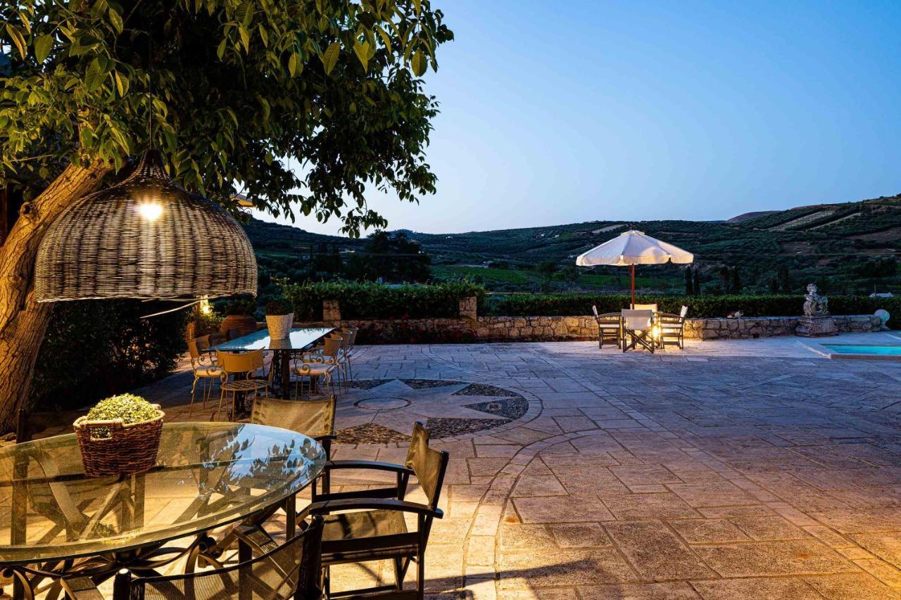 Villa Mantilari Wine Estate 7 Apartments 2 Private Pools 1 Heated Tennis Court Fitness Center Archanes Exteriör bild