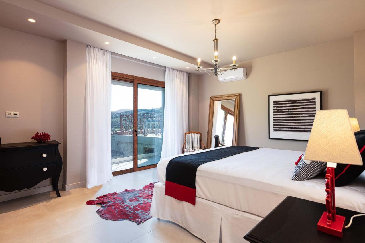 Villa Mantilari Wine Estate 7 Apartments 2 Private Pools 1 Heated Tennis Court Fitness Center Archanes Exteriör bild